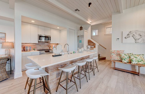 Port Aransas Cabina | Resort Pools, Pet Friendly, Golf Cart Boardwalk to Beach