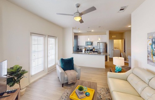 Sun Bay South Apartamento | Resort Style 2 Bedroom 2 bath in South Tampa with crisp decor.