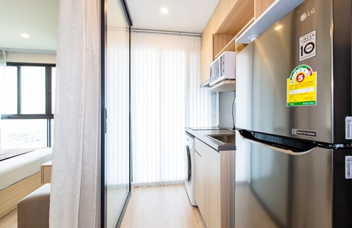 Bang Na Condominio | Resort style condo, high floor studio, pool view