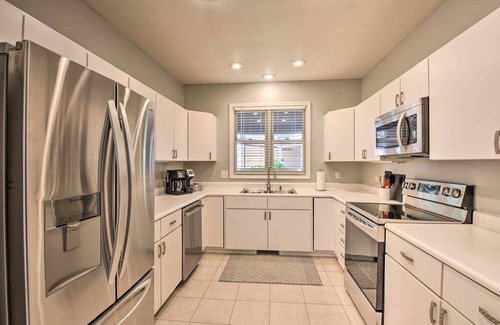 Salem Condominio | Resort-Style Condo w/ Balcony on Lake Keowee