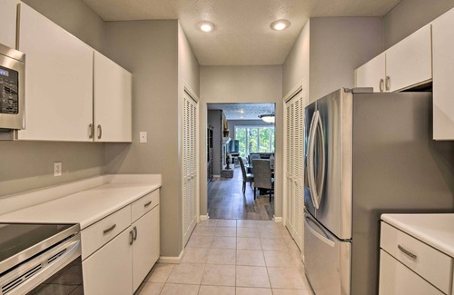Salem Condominio | Resort-Style Condo w/ Balcony on Lake Keowee