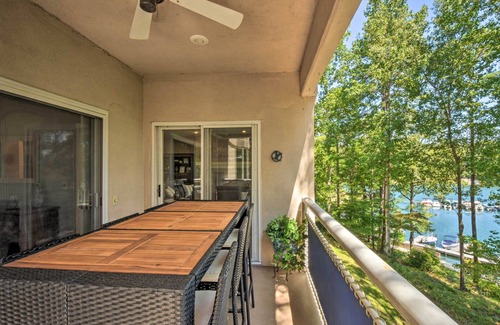 Salem Condominio | Resort-Style Condo w/ Balcony on Lake Keowee