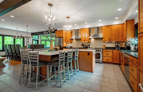 McHenry Casa | Memory Maker - Lakefront Home w / Home Theater y dos piscinas privadas
