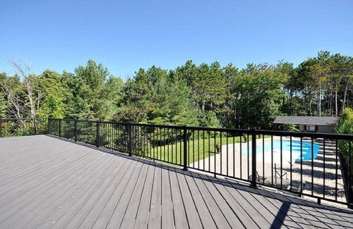Barrie Casa | Escapada renovada estilo resort Barrie w / Pool!