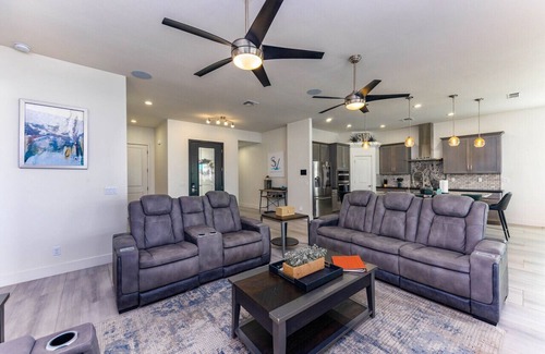 Lake Havasu City Casa | Resort Style Home | Swim Up Bar | Spa | Firepit