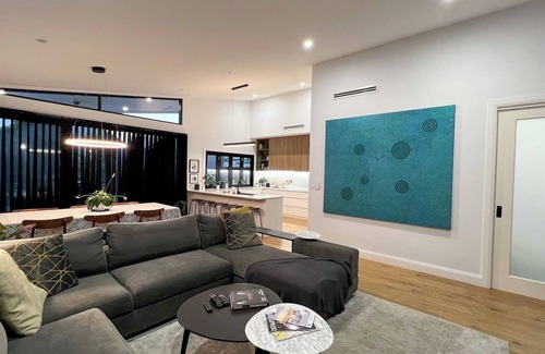 Wagga Wagga Casa | Resort Style Home - CBD Wagga