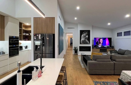 Wagga Wagga Casa | Resort Style Home - CBD Wagga