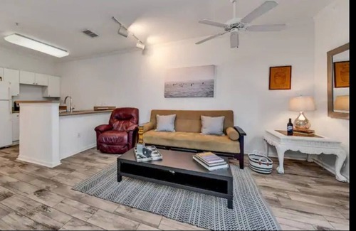 Tampa Condominio | Resort style / King Bed / Modern/ Pickleball