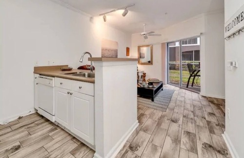 Tampa Condominio | Resort style / King Bed / Modern/ Pickleball