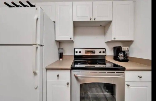 Tampa Condominio | Resort style / King Bed / Modern/ Pickleball