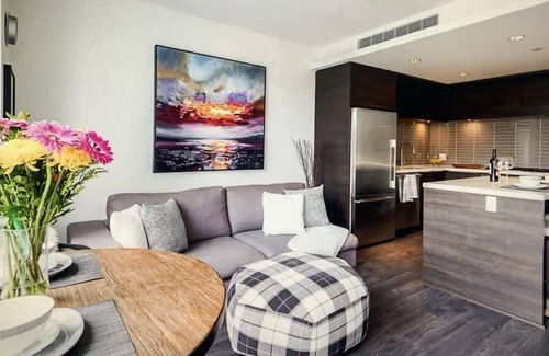 District of North Vancouver Apartamento | Resort Style Living apartment with mountain view, pool, gym and more!