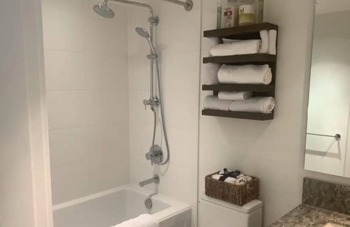 District of North Vancouver Apartamento | Resort Style Living apartment with mountain view, pool, gym and more!