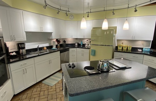 Oakland Hills at Geist Casa | Gran casa privada con piscina climatizada y bañera de hidromasaje. 20 minutos al centro!