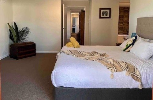 Ballina Casa | Resort Style Oasis, In-Town Hide-Away