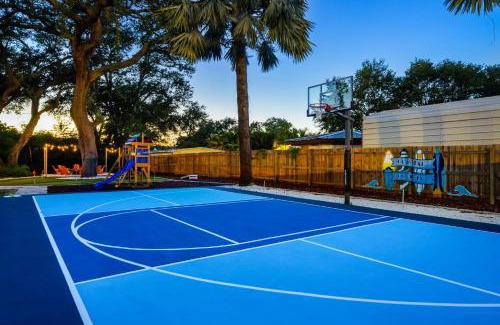 Largo Casa | Resort-Style Oasis Pool Mini Golf Playground