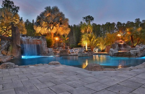 Greater Northdale Casa | Paso en el sur de la vida con una piscina estilo resort con un río perezoso y gruta!