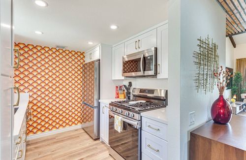 Canyon Corridor Condominio | Resort-Style Pools: Vibrant Condo in Palm Springs