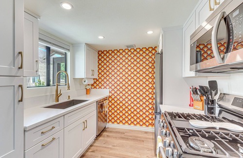Canyon Corridor Condominio | Resort-Style Pools: Vibrant Condo in Palm Springs