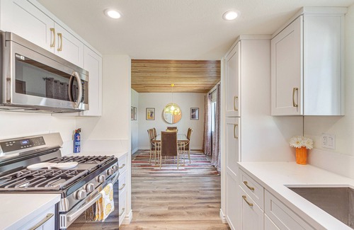 Canyon Corridor Condominio | Resort-Style Pools: Vibrant Condo in Palm Springs