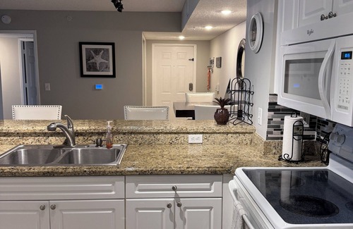 Tequesta Condominio | Resort style seasonal rental condo,Ground level wgarage,5 min to beach, htd pool