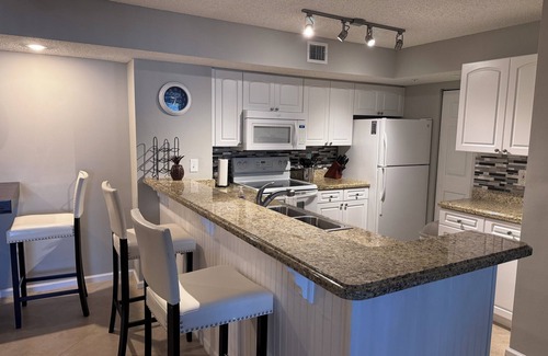 Tequesta Condominio | Resort style seasonal rental condo,Ground level wgarage,5 min to beach, htd pool