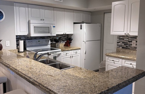 Tequesta Condominio | Resort style seasonal rental condo,Ground level wgarage,5 min to beach, htd pool