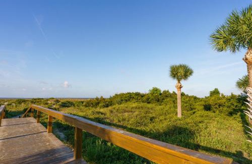 Tybee Island Apartamento | Resort views - Huge Balcony - Steps to the beach!