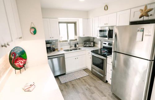 Tybee Island Apartamento | Resort views - Huge Balcony - Steps to the beach!