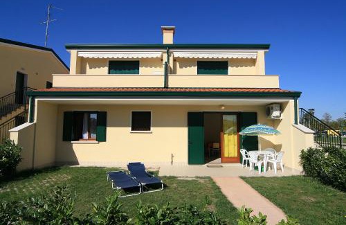 Caorle Apartamento | RESORT VILLAGE AQUA MARINA FAMILY - Daily Rooms Tidying - CocktailsBar- Pet Friendly - with Hypermarket - Delivery Restaurant-Pizzeria - Room Breakfast with supplement - Ultra Fast Wi-Fi - Play Area for children - Olympic Swimming Pool - Parking