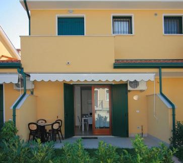 Caorle Apartamento | RESORT VILLAGE AQUA MARINA FAMILY - Daily Rooms Tidying - CocktailsBar- Pet Friendly - with Hypermarket - Delivery Restaurant-Pizzeria - Room Breakfast with supplement - Ultra Fast Wi-Fi - Play Area for children - Olympic Swimming Pool - Parking