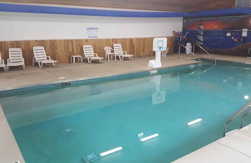 Suring Casa | Resort con 3 dormitorios 1. 5 baños cerca de Chute Pond en el condado de Oconto con piscina cubierta
