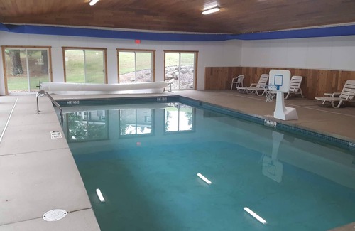 Suring Casa | Resort con 3 dormitorios 1. 5 baños cerca de Chute Pond en el condado de Oconto con piscina cubierta