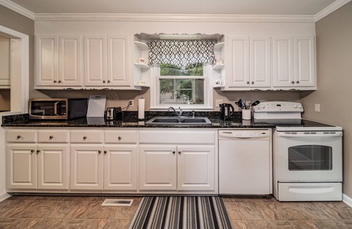 Sans Souci Casa | Respite Inn- Monthly Rental 3 Miles to DT GVL
