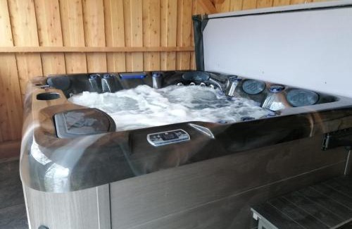 Whitebridge Apartamento | Rest At Last - Highland Apartment with Private hot tub