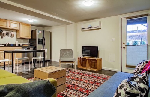 Bloomingdale Apartamento | Rest Easy in this Bloomingdale English Basement near 4 DC Hospitals