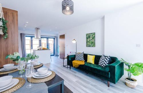 Failsworth Casa | Rest&Recharge at Waterway House (4 Bedrooms, 7 Beds, 2 Bathrooms, Free parking)