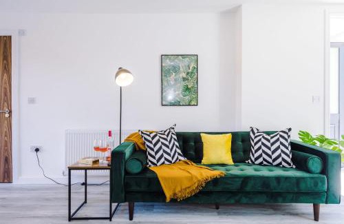 Failsworth Casa | Rest&Recharge at Waterway House (4 Bedrooms, 7 Beds, 2 Bathrooms, Free parking)