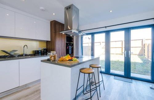 Failsworth Casa | Rest&Recharge at Waterway House (4 Bedrooms, 7 Beds, 2 Bathrooms, Free parking)