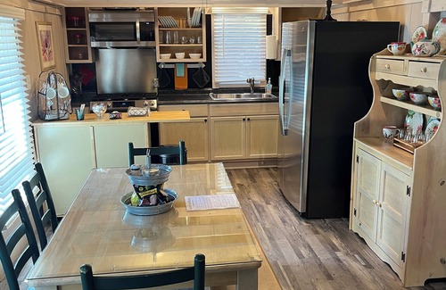 Dadeville Cabina | Rest-Relax-Reconnect-Renew in beautiful, serene, wooded, gated Lake Martin Cabin