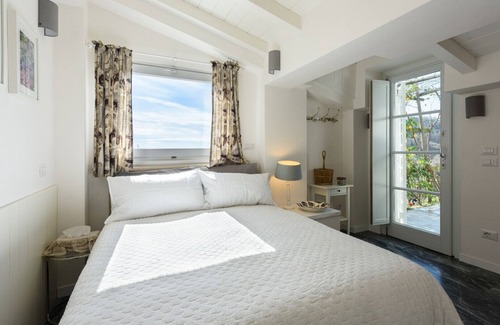 Strettoia Apartamento | Restelli Suite - Modern studio flat with shared garden and pool in Pietrasanta