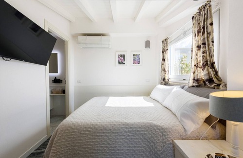 Strettoia Apartamento | Restelli Suite - Modern studio flat with shared garden and pool in Pietrasanta