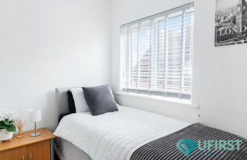 Woodthorpe Casa | Restful 3BR House - Hot Tub - Near Castle, QMC - City Centre & Trent Bridge - Free WiFi & Parking - Sleeps 6