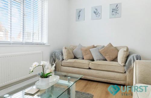Woodthorpe Casa | Restful 3BR House - Hot Tub - Near Castle, QMC - City Centre & Trent Bridge - Free WiFi & Parking - Sleeps 6
