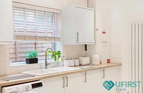 Woodthorpe Casa | Restful 3BR House - Hot Tub - Near Castle, QMC - City Centre & Trent Bridge - Free WiFi & Parking - Sleeps 6