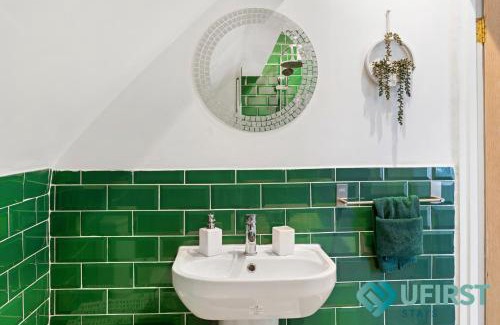Woodthorpe Casa | Restful 3BR House - Hot Tub - Near Castle, QMC - City Centre & Trent Bridge - Free WiFi & Parking - Sleeps 6