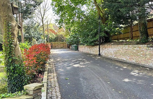 London Borough of Bromley Casa | Restful Break Apartment close to Hiking Park & Chislehurst Caves - Badger