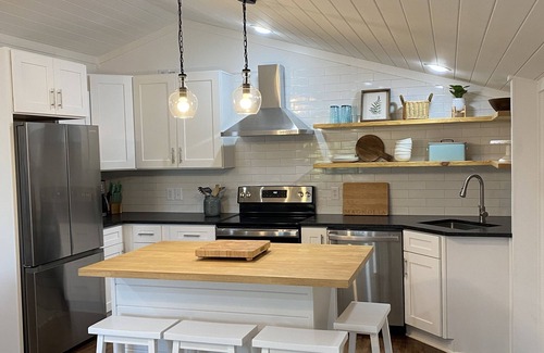 Waco Casa | Restful Country View near Waco w/deck!