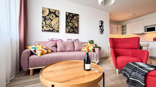 Ruzinov Apartamento | Restful Moments with 2x Bathroom and 2x Bedroom with King Beds, Parking and Workspace