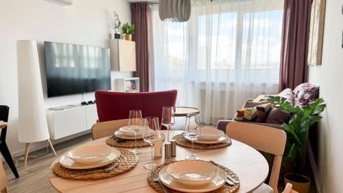 Ruzinov Apartamento | Restful Moments with 2x Bathroom and 2x Bedroom with King Beds, Parking and Workspace