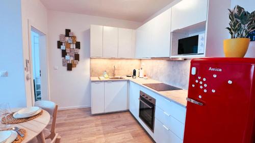 Ruzinov Apartamento | Restful Moments with 2x Bathroom and 2x Bedroom with King Beds, Parking and Workspace